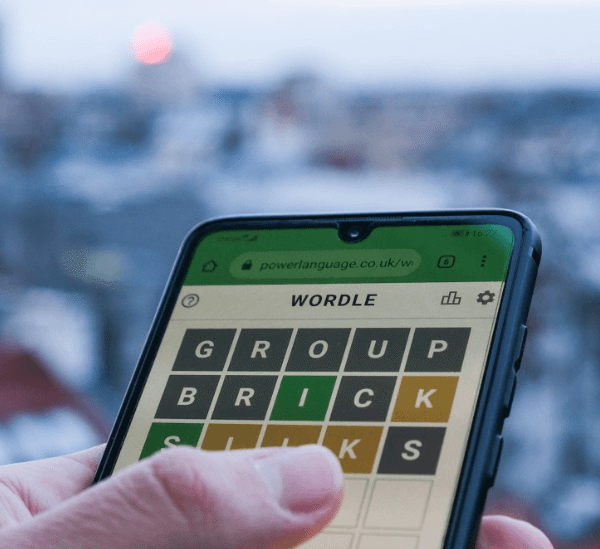 How city readers judge gaming websites on a phone